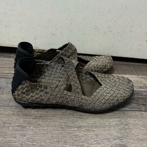 bernie mev. Women's Woven Mary Jane Shoes - Black and Tan